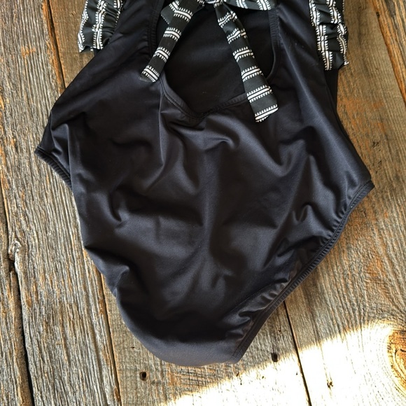Clean Water Striped Black and White V-Neck One-Piece Swimsuit Size Large - Picture 6 of 10
